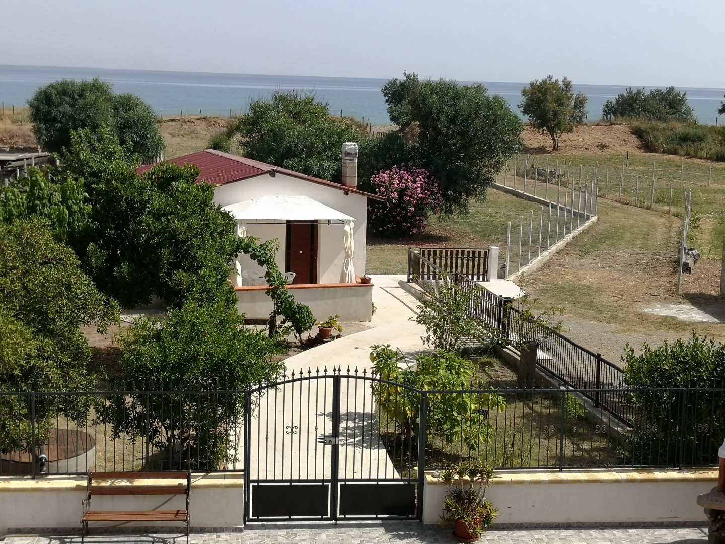 La villa con giardino e il mare sullo sfondo