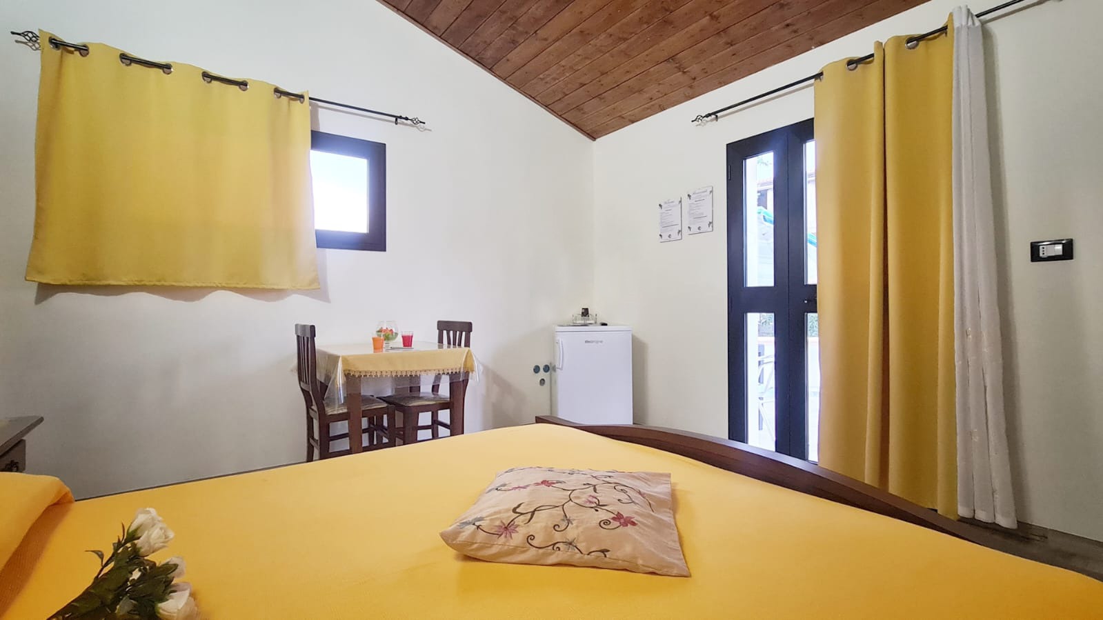 Camera con angolo tavolo